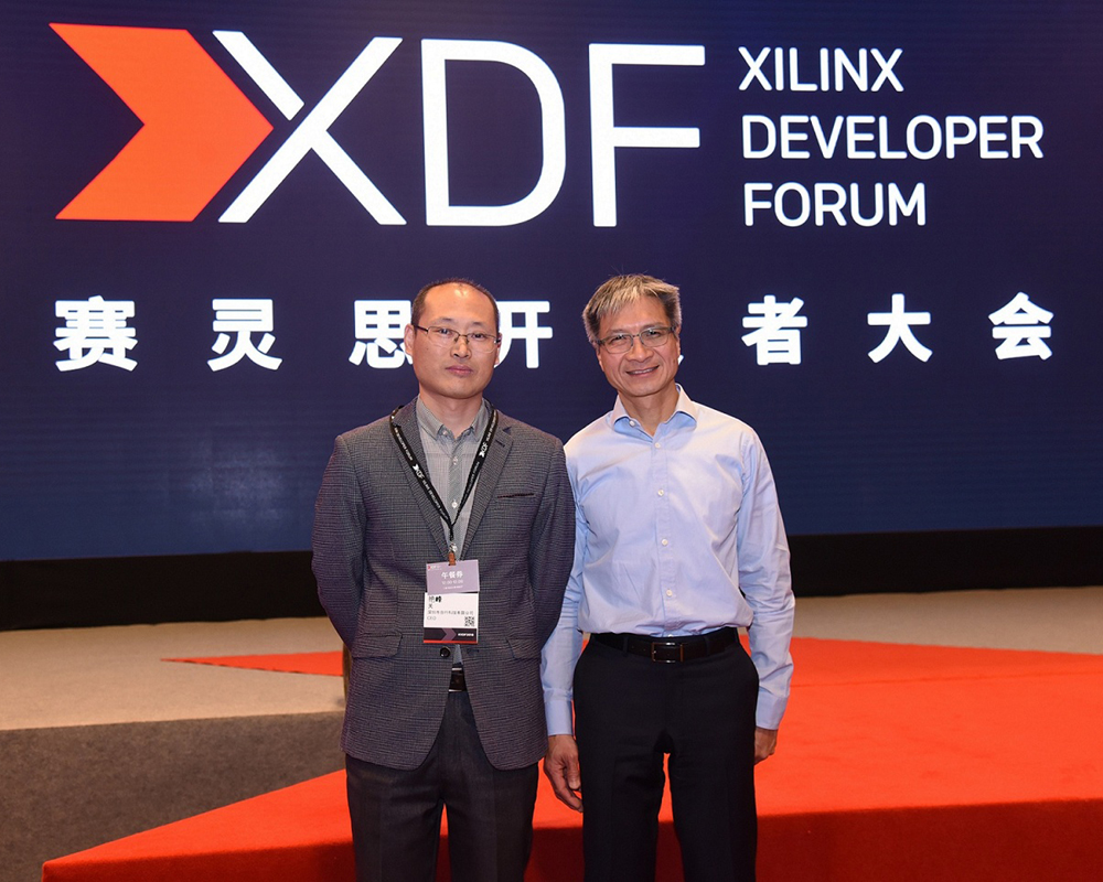 Xilinx CEO Victor Peng and Autocruis CEO Guan Yanfeng exchanged and took photos at the Xilinx Developer Conference to create a world of flexibility and intelligence！